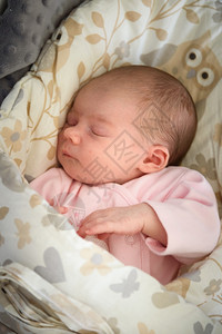 熟睡的新生婴儿一周大的可爱小女孩在家可爱的躺在铺着毯子的一边没有修饰新生儿皮肤干燥熟睡的新生婴儿一周大的可爱小女孩可爱的躺在铺着图片