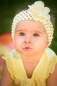 8个月大的婴儿户外活动发展概念黄色乐队的可爱女婴肖像和阳光明媚的后院着装图片