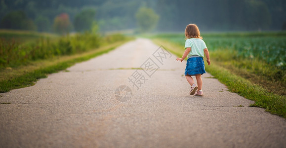 婴儿行走在农村公路上图片