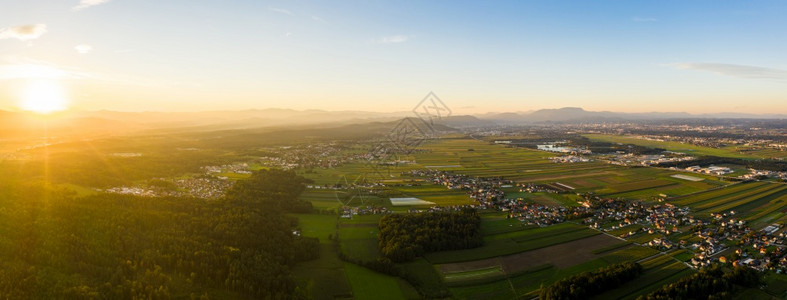 奥地利农业田和绿色高山森林的空中观察Styrian高山自然奥地利农业田和绿色高山森林的空中观察图片