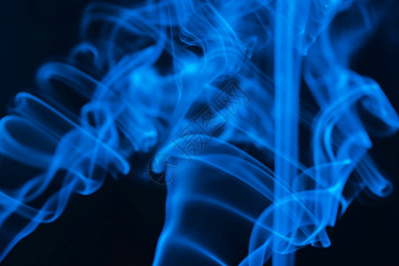 黑色背景的蓝抽象烟雾背景摘要选择焦点黑色背景的蓝抽象烟雾图片