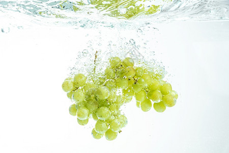 马斯喀特新鲜白葡萄流落到水中喷洒在白背景上孤立新鲜马斯喀特白色葡萄背景上孤立图片