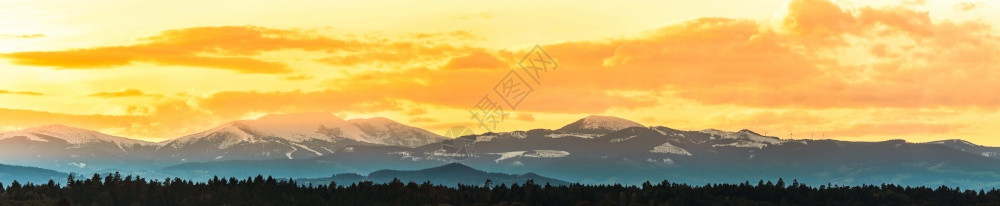 Styrianalps覆盖的雪在日落橙色光照下在LavanttalerAlps山脉中看到StyrianLavanttalerAl图片