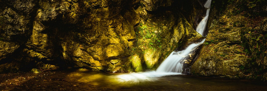 施蒂里亚州Semriach地区格拉茨的Kesselfolklam瀑布全景游荡娱乐地点施蒂里亚州Semriach地区格拉茨的Kes图片