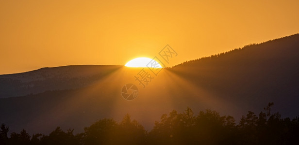 戏剧剪影日落拉凡塔勒阿尔卑斯山在施蒂里亚在日落的橙色灯光下被雪覆盖的冥河阿尔卑斯山戏剧剪影日落拉凡塔勒阿尔卑斯山在施蒂里亚图片