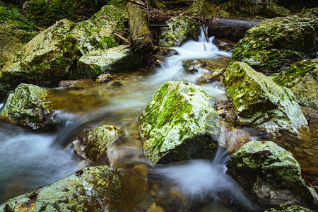 斯泰里亚格拉茨塞姆里奇地区的凯塞尔菲尔克拉姆瀑布的秋天休闲远足地点斯泰里亚格拉茨塞姆里奇地区的凯塞尔菲尔克拉姆瀑布图片
