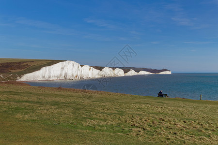 SEAFORDSUSSEXUKAPRIL52018年4月5日坐在法官席上俯视苏塞克斯Seaford附近的七位修女图片