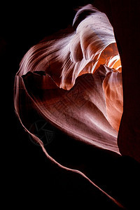 Antelope峡谷的叶形切成隧道图片