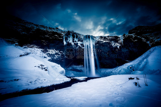 冬季的塞尔贾兰德福斯瀑布图片
