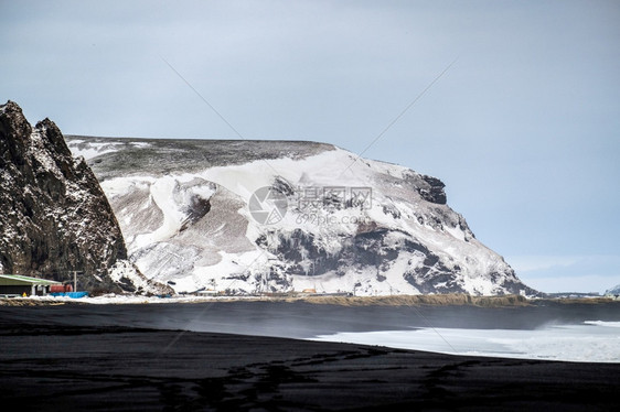 雷尼斯法哈拉冬季火山海滩图片