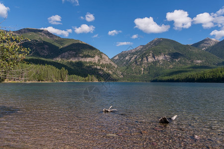 蒙大拿州荷兰湖周围山区图片