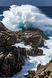 波浪在卡塔撒丁岛的海岸线上敲响图片