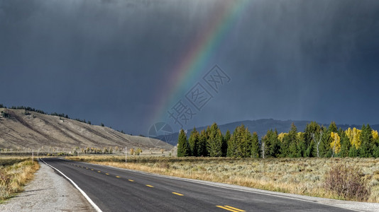 彩虹与路素材在彩虹的某处背景