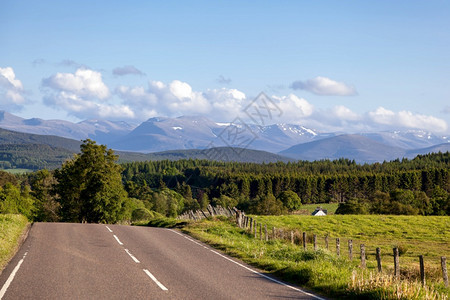 通往Cairngorm山脉的路图片