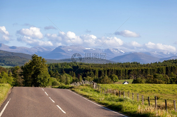 通往Cairngorm山脉的路图片