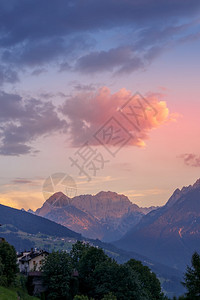 意大利维内托州坎迪德的多洛米特日落图片