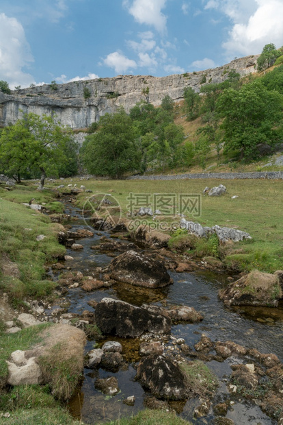 约克郡戴尔公园马尔罕湾周围的乡村景色图片