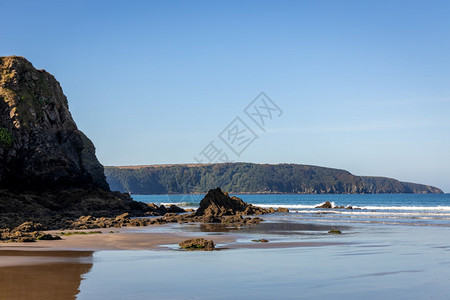 Pembrokeshire的皮层宽阔海滨滩景象图片