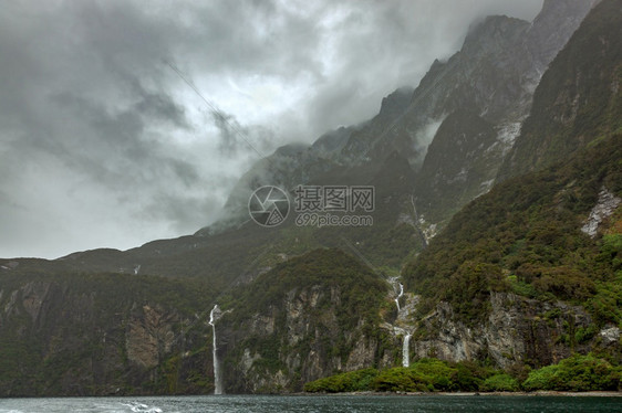 密尔福德湾瀑布暴风雨天图片