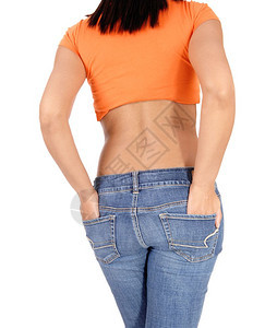 站在后背的年轻女子穿着牛仔裤手伸在后背口袋身体部分被白背景隔离图片