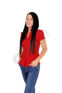 一个可爱的年轻女子长黑头发穿着红色上衣和猎人手放在口袋里被白背景隔离图片