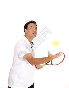 一个英俊的年轻人穿着白衬衫带黄色的球手抓着它与白色背景隔绝图片