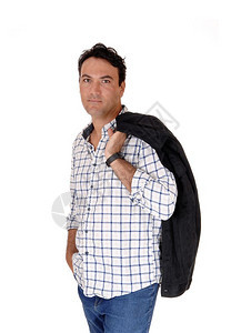 一个高的帅男子穿着牛仔裤黑色夹克外套站在肩膀上看着摄像机与白色背景隔绝图片