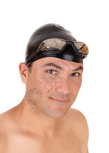 一张年轻英俊男子的肖像穿着帽子和游泳格微笑在镜头中与白色背景隔绝图片