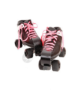 一对坐着白色背景的溜冰鞋黑靴子和粉色鞋带还有黑滚筒图片