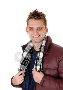 一个微笑的年轻男子近距离形象身着棕色皮夹克和围巾蓝眼睛被白背景隔离图片