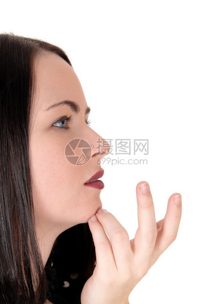 近距离的图像一位美女人的半张脸她睁着眼睛手指在下巴上被白背景隔绝图片