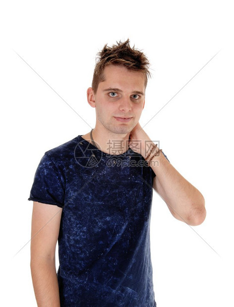 近距离的画面一名年轻男子站在蓝色T恤衫上头后背有一只手图片