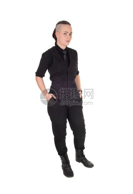 一个年轻美丽的女子穿着黑色衬衫和裤子口袋里带着手的黑衬衫和裤子被白背景隔离图片