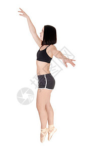站在芭蕾舞鞋上低脚的年轻女孩双手用短裤和黑上衣举起双手与白种背景隔绝图片