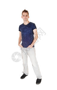 一张年轻男子身着蓝色T恤衫和灰牛仔裤图片