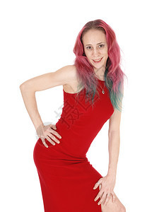 可爱的年轻女子穿着红色晚礼服弯腰红发瘦身孤立的敌人白色背景图片