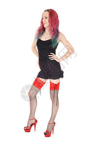 身穿黑色短裙着红头发的短丝袜被白背景隔离图片