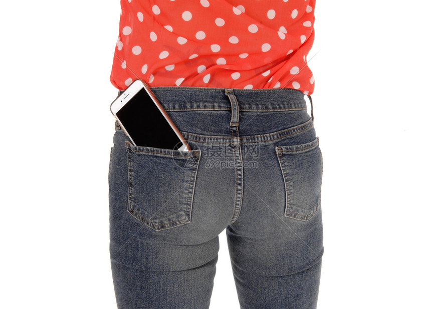 身穿牛仔裤站在背后着的一个女人屁股背口袋里有一部手机还件红色上衣为白背景而隔离图片