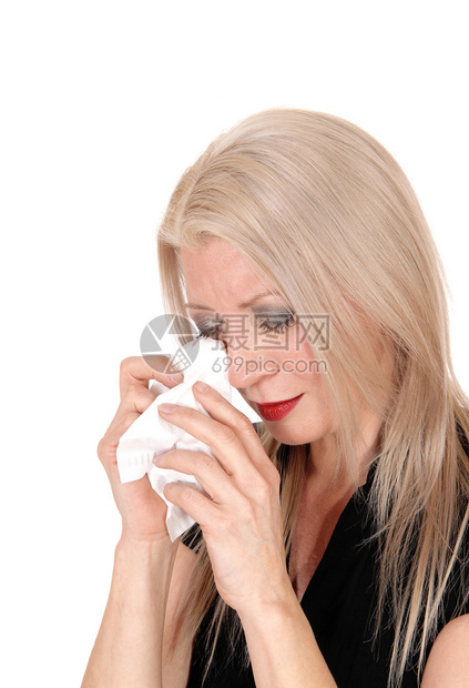 近距离的画面一个悲伤的看着哭泣金发女人坐在她手上拿着一根纸巾图片