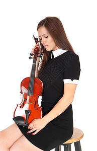 一个穿着黑裙子的漂亮女人拿着她的小提琴闭着眼睛休息与白种背景隔绝图片