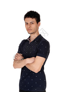 一个年轻帅气的男人近视形象站在工作室的腰上寻找严肃的与白种背景隔绝的图片