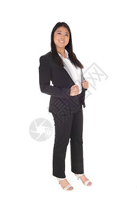 一个可爱的笑亚洲女商人站在一张肖像里穿着黑色商业西装和白上衣图片