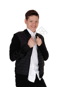 一个笑的少年男孩穿着黑夹克和白衬衫手举着夹克图片