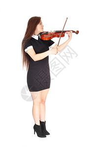 一个穿着黑裙子的漂亮女人闭着眼睛玩小提琴与白背景隔绝图片
