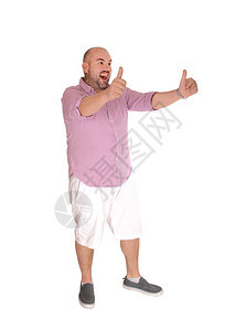一名西班牙男子站在白中,身着一件脱衣衬衫,手伸臂抽,为白背景而孤立图片