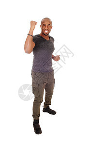 一个年轻英俊的非裔美国人男子站在孤立的白人背景与他的拳头举起准备战斗图片