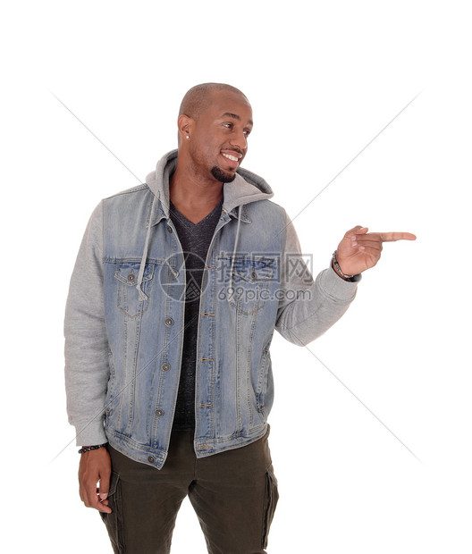 一个英俊的非裔美国人男子站在牛仔裤夹克微笑并用手指着自己图片