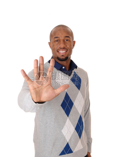 一个笑着的年轻非裔美国人男子站在手举起的说不吗走近为白背景而孤立图片