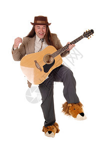 一个中年土著男子穿着华丽鞋跳舞穿着夹克帽吉他图片