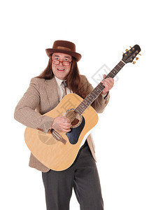 穿着牛仔裤夹克子和牛仔帽的英俊土著男子站着弹吉他为白种背景而孤立图片